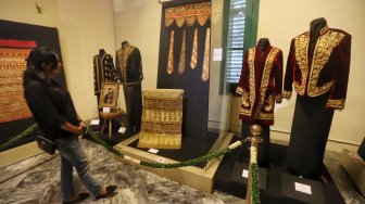 Pengunjung melihat kain saat Pameran Pesona Wastra Sulam dan Bordir 2019 di Museum Tekstil, Jakarta, Rabu (19/6).[Suara.com/Muhaimin A Untung]