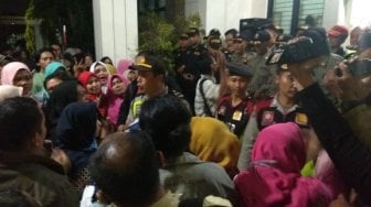 Ricuh PPDB Kota Surabaya, Wali Murid Adu Dorong di Kantor Dindik