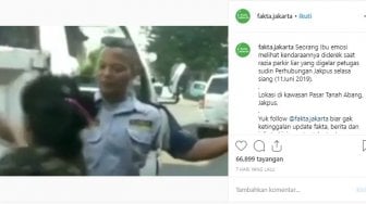 Motornya Diderek, Emak-Emak Ini Nekat Pukuli Petugas