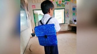 Viral! Tak Punya Uang, Ayah Buat Tas dari Tali Rafia buat Anaknya Sekolah