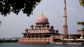 Berdiri di Pinggir Danau, Menilik Potret Megahnya Masjid Putra Malaysia