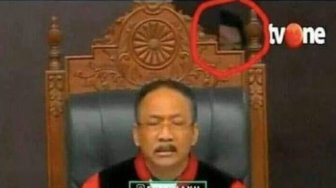 Ada Penampakan di Belakang Kursi Hakim MK saat Sidang, Ini Faktanya