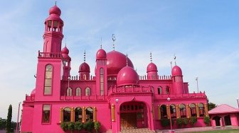 Mencuri Perhatian, Menyibak Cantiknya 3 Masjid Pink di Berbagai Negara