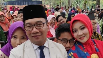 Dibonceng Naik Sepeda Keliling Kota, Istri Ridwan Kamil Tuai Pujian