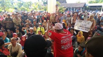 Geruduk Kantor Dindik Surabaya, Massa Wali Murid Sempat Ingin Blokir Jalan