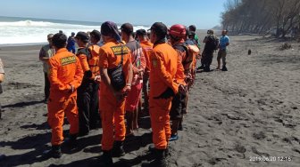 Dua Wisatawan Hilang Terseret Ombak Pantai Selatan