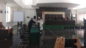 Usai Sidang, Bahar bin Smith Ucapkan Selamat Ulang Tahun untuk Istrinya