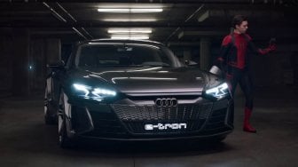 Wuih, Spider-Man Kagumi Mobil Elektrik Audi E-Tron GT, Ini Alasannya