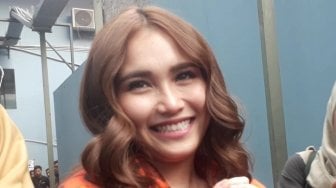 Liburan ke Eropa Sendirian, Ayu Ting Ting : Seru Banget!