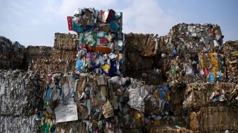 Tumpukan sampah kertas yang diimpor oleh sebuah perusahaan pabrik kertas sebagai bahan baku kertas di Mojokerto, Jawa Timur, Rabu (19/6). [ANTARA FOTO/Zabur Karuru]