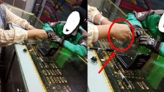 Driver Ojol Ini Datang Ke Toko Emas Untuk Membelikan Kado Terbaik