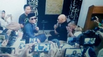 Suasana prosesi pengucapan dua kalimat syahadat Deddy Corbuzier di Masjid Al Mbejaji, Pondok Pesantren Ora Aji, Sleman, Yogyakarta, Jumat (21/6). [Suara.com]