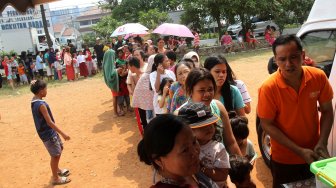 Warga mengantre untuk membeli makanan murah di kawasan Pademangan, Jakarta, Jumat (21/6). [Suara.com/Arief Hermawan P]