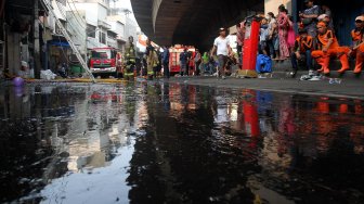 Kondisi gudang kembang api usai kebakaran di kawasan Pasar Pagi, Jalan Asemka, Tambora, Jakarta, Jumat (21/6). [Suara.com/Arief Hermawan P]