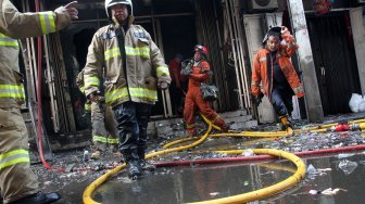 Kondisi gudang kembang api usai kebakaran di kawasan Pasar Pagi, Jalan Asemka, Tambora, Jakarta, Jumat (21/6). [Suara.com/Arief Hermawan P]