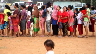 Warga mengantre untuk membeli makanan murah di kawasan Pademangan, Jakarta, Jumat (21/6). [Suara.com/Arief Hermawan P]