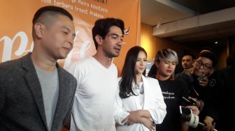 Garap Film Imperfect, Ernest Prakasa Gandeng Reza Rahadian - Jessica Mila