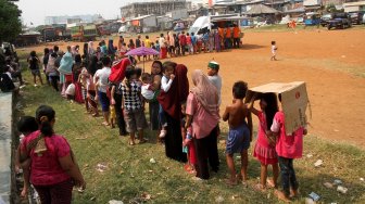 Warga mengantre untuk membeli makanan murah di kawasan Pademangan, Jakarta, Jumat (21/6). [Suara.com/Arief Hermawan P]