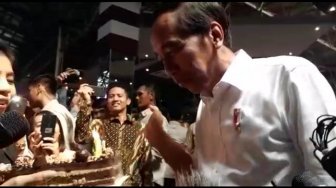 Reaksi Jokowi saat Dikasih Surprise Kue Ulang Tahun dari Awak Media