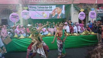 Jokowi Ulang Tahun, Warga Solo Makan Tumpeng Bersama