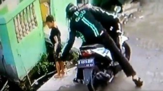Viral! Tak Bisa Bayar Utang, Oknum Berjaket Ojol Rampas Ponsel 