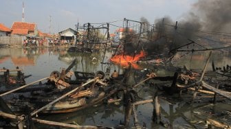 Kebakaran kapal nelayan di muara sungai Eretan, Kandanghaur, Indramayu, Jawa Barat, Sabtu (22/6). [ANTARA FOTO/Dedhez Anggara]