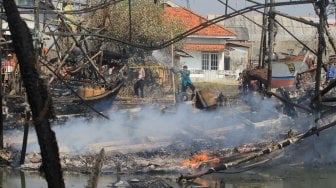 Kebakaran kapal nelayan di muara sungai Eretan, Kandanghaur, Indramayu, Jawa Barat, Sabtu (22/6). [ANTARA FOTO/Dedhez Anggara]