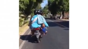 Jok Motor Penuh, Bocah Ini Diangkut Pakai Keranjang saat Diajak Berpergian