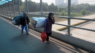 Sejumlah perempuan memanggul barang rongsokan di kawasan Beji, Kota Depok, Jawa Barat, Sabtu (22/6). [Suara.com/Arief Hermawan P]