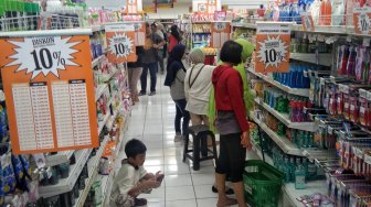 Warga berbelanja di gerai Giant Ekspres Mampang Prapatan, Minggu (23/6). [Suara.com/Muhaimin A Untung]