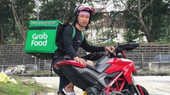 Driver Ojol ini Antar Pesanan Makanan Pakai Ducati Hypermotard