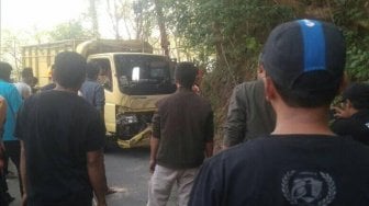 Hindari Pemotor Anak SMP, Truk Muatan Kayu Jati Masuk Jurang