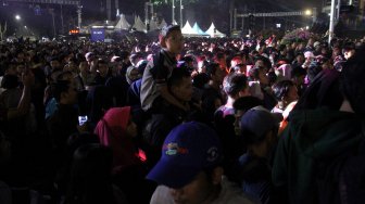 Ribuan warga memadati kawasan Bundaran Hotel Indonesia (HI) saat gelaran Jakarta Night Festival di Jakarta, Sabtu (22/6). [Suara.com/Arief Hermawan P]