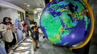 Pengunjung melihat diorama astronot dalam pendaftaran di bulan pertama di Planetarium, Taman Ismail Marzuki (TIM), Jakarta, Minggu (23/6). [Suara.com/Muhaimin A Untung]