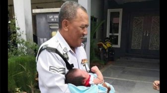 Salut, Begini Sikap Polisi Lihat Pemotor Bawa 3 Anak Kecil