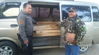 Dari Bondowoso ke Situbondo, Kayu Curian Ini Diangkut Mobil Pregio