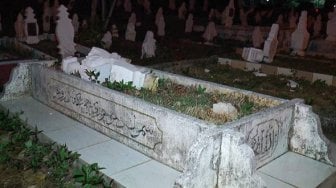 30 Nisan Makam Khusus Islam Dirusak dan Dibakar Orang Misterius