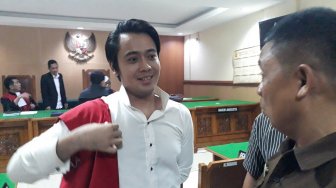 Kriss Hatta Santai Hadapi Sidang  Anthony Hilenaar Ketimbang Hilda Vitria