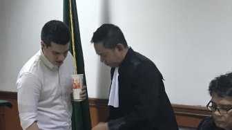 Jelang Sidang Putusan, Steve Emmanuel Ogah Ditanya soal Nasib Anak