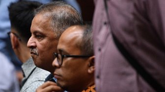 Mantan Direktur Utama PLN Sofyan Basir (kiri) menunggu dimulainya sidang dakwaan kasus suap proyek PLTU Riau-1 di Pengadilan Tipikor, Jakarta Pusat, Senin (24/6). ANTARA FOTO/Sigid Kurniawan