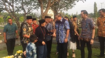 Haru! Ziarah ke Makam Istri, SBY dan BJ Habibie Bertemu di TMP Kalibata