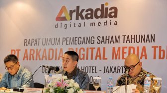 Komisaris Utama Stephen Sulistyo, Komisaris Iwa Karunia, Direktur Utama Wiliam Martaputra saat Rapat Umum Pemegang Saham Tahunan (RUPST) PT Arkadia Digital Media Tbk (DIGI) di Hotel Century Park, Senayan, Jakarta. Senin (24/6). [Suara.com/Muhaimin A Untung]