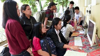 Sejumlah siswa dan orang tua murid mendaftar seleksi Penerimaan Peserta Didik Baru (PPDB) menggunakan komputer di SMAN 1 Jakarta, Jakarta, Senin (24/6). ANTARA FOTO/Galih Pradipta