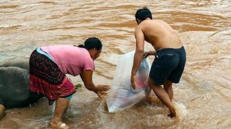 Haru! Lintasi Sungai Demi Sekolah, Ayah Ibu Masukkan Anaknya ke Kantong Plastik