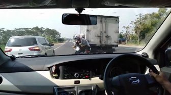 Hendak Mendahului, Motor Pria di Solo Malah Tersangkut Mobil Box