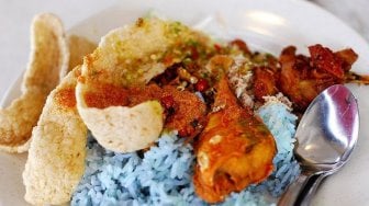 Berwarna Biru, Menyantap Nasi Kerabu Khas Malaysia nan Istimewa Lezatnya