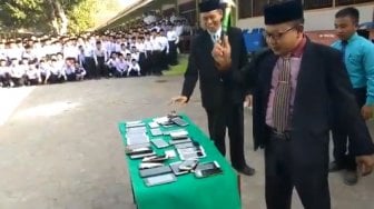 Viral! Ponsel Siswa Dihancurkan Pakai Palu, Ponpes Ngabar Beri Klarifikasi