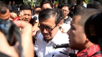 Menteri Hukum dan HAM (Menkumham) Yasonna Laoly memberikan keterangan kepada wartawan usai menjalani pemeriksaan di gedung KPK, Jakarta, Selasa (25/6). [Suara.com/Arief Hermawan P]  