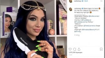 Langsung Dihujat, Beauty Vlogger Ini Dandan Pakai Sepatu Balenciaga