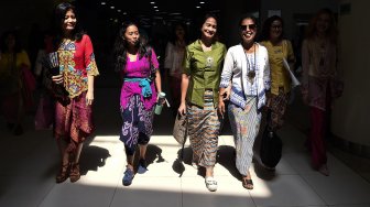 Sejumlah perempuan yang tergabung dalam Gerakan Nasional #SelasaBerkebaya melakukan kampanye berkebaya di Stasiun MRT Dukuh Atas, Jakarta, Selasa (25/6). ANTARA FOTO/Galih Pradipta